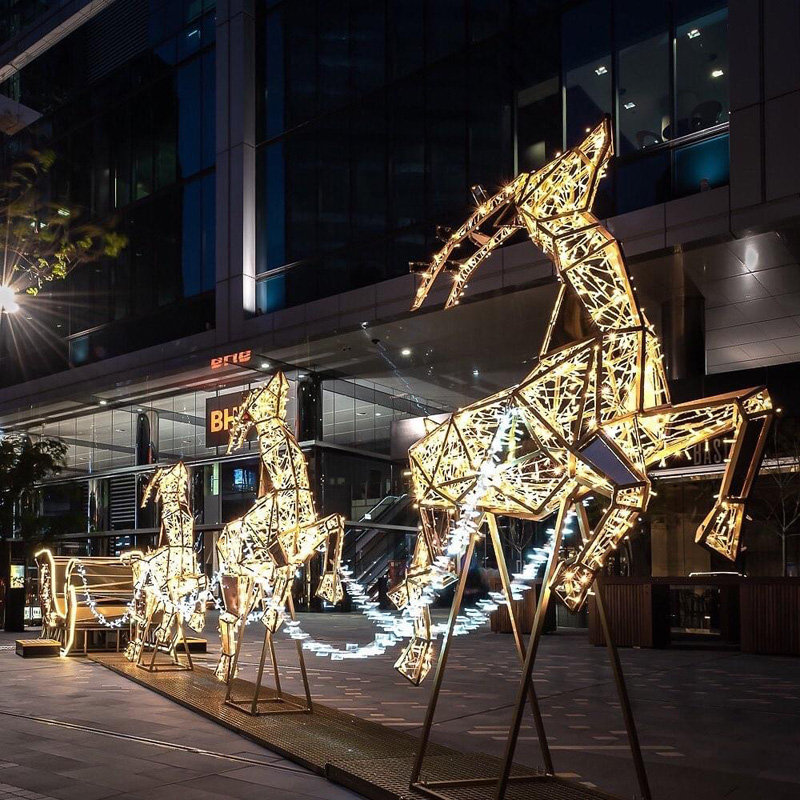 Санта и северный олень