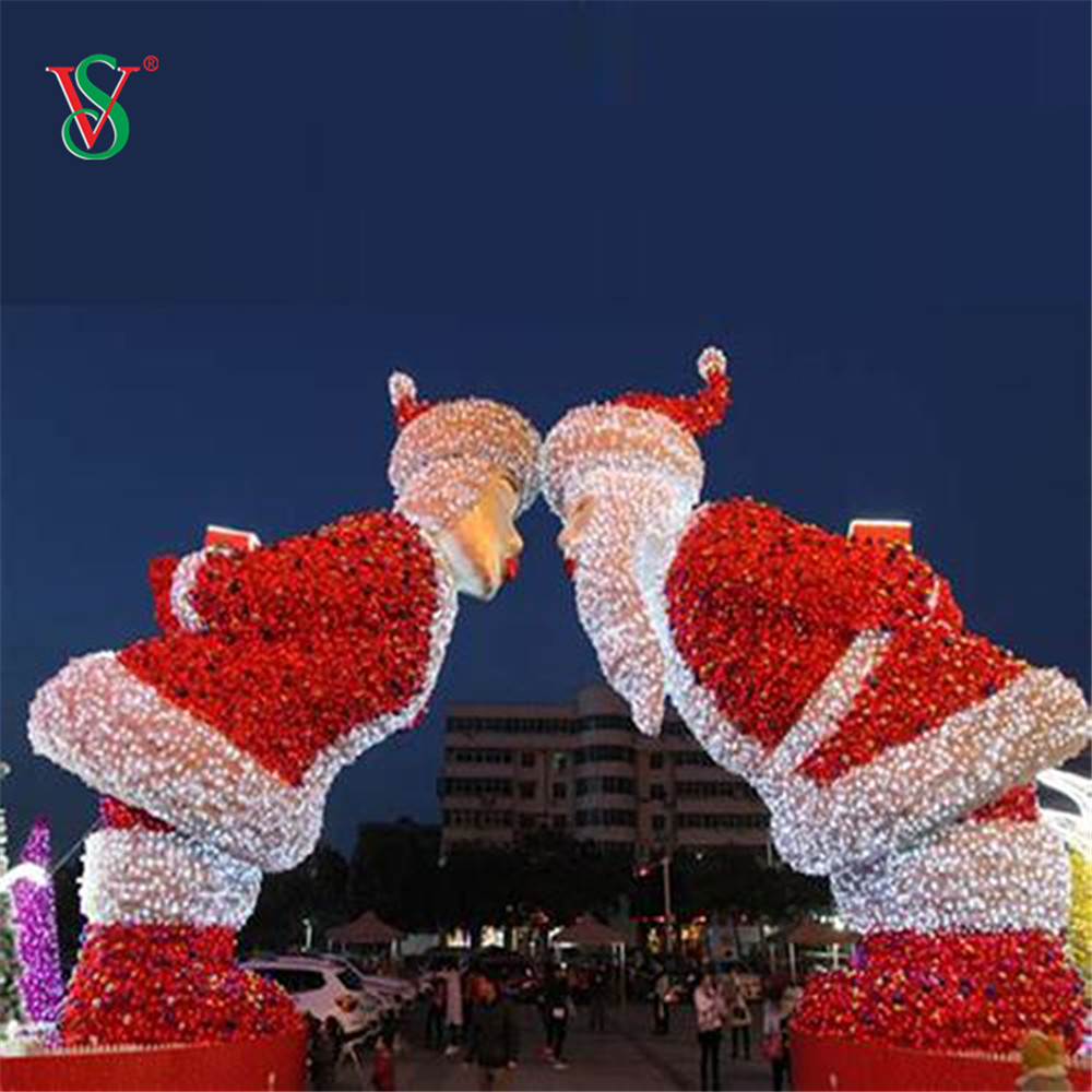 На открытом воздухе 3D лыжные лыжи сидят Санта -Клаус Мотильные огни на рождественские каникулы